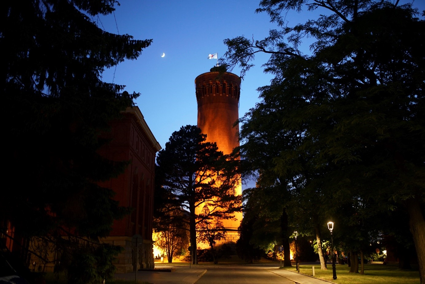 zdjęcie wieży promujące wirtualną noc muzeów