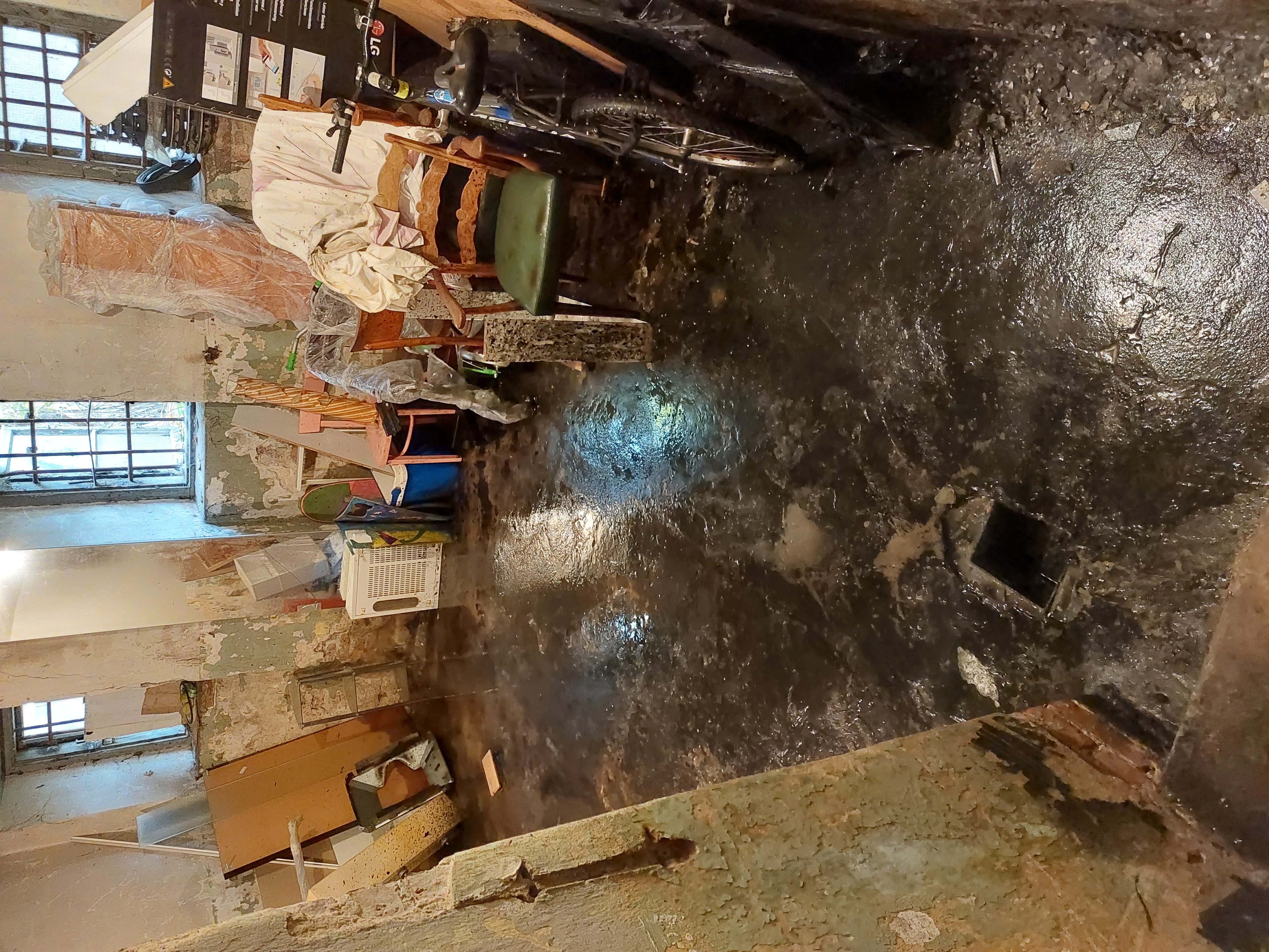 zdjęcie mokrej podłogi w skutek uszkodzonej kanalizacji